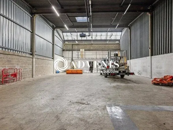 Local d'activité 413 m² 