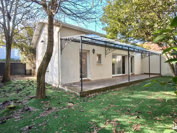 Maison en pierre avec jardin agréable - quartier recherché 