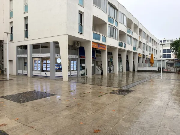 NOUVEAU - Très beau local indépendant lumineux 39 m² - idéal commerces destination, bureaux, 