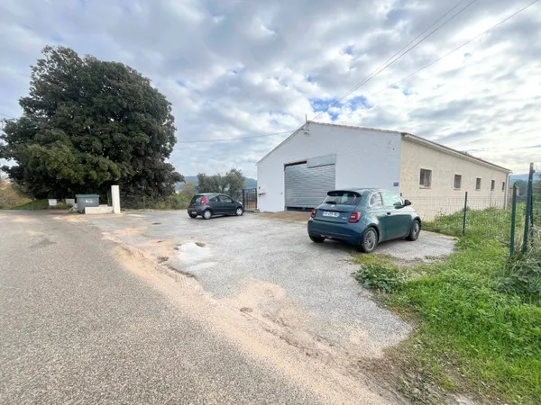 Local d'activité 463 m² 