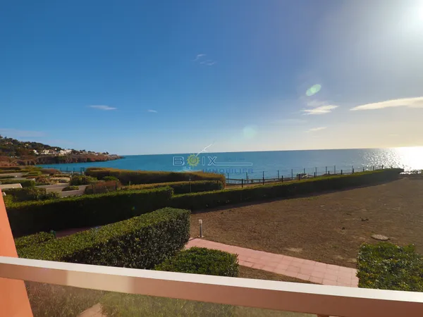 STUDIO CABINE CLIMATISE 1ERE LIGNE MER A LA CORNICHE 