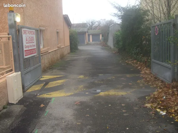 Terrain de 676m2 avec 16 garages louer en plein centre ville de decine 69150 