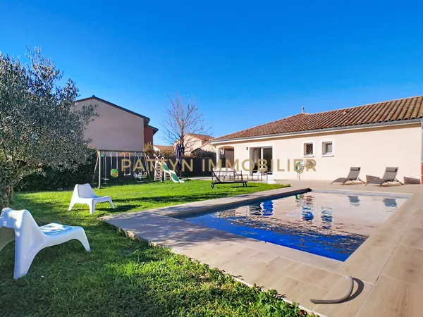 Maison 4 chambres récente de plain-pied avec piscine et gara 