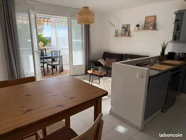 Appartement type T2 lumineux avec loggia - vendu meublé - DPE C - résidence entourée de jardins 