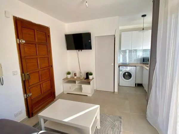 F2 meublé de 30m2 avec terrasse et parking - 400m de la plage 