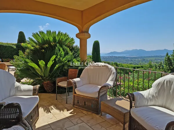 A vendre Côte d'Azur, Mougins Village, superbe maison avec vues 