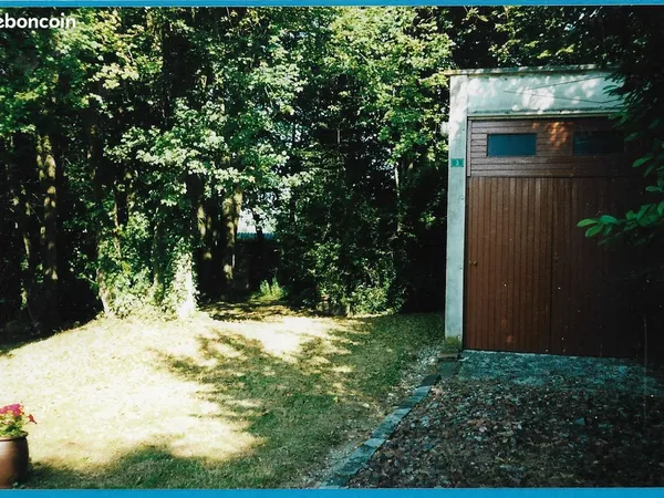 Terrain arboré 1000 m² avec grands garages et maisonnette à Caulaincourt (02490)es 