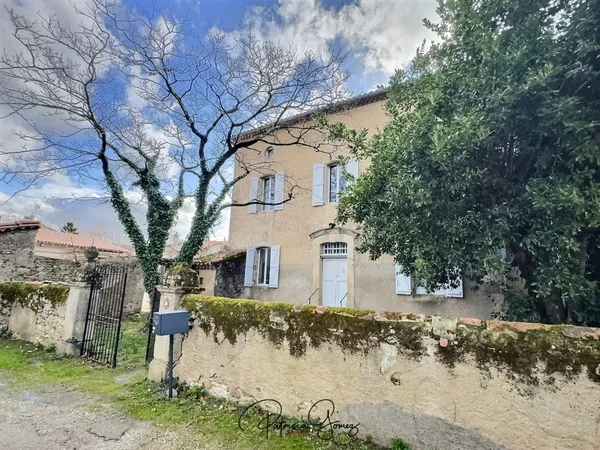 MAISON DE HAMEAU EN PIERRE AVEC JARDIN ET GARAGE 