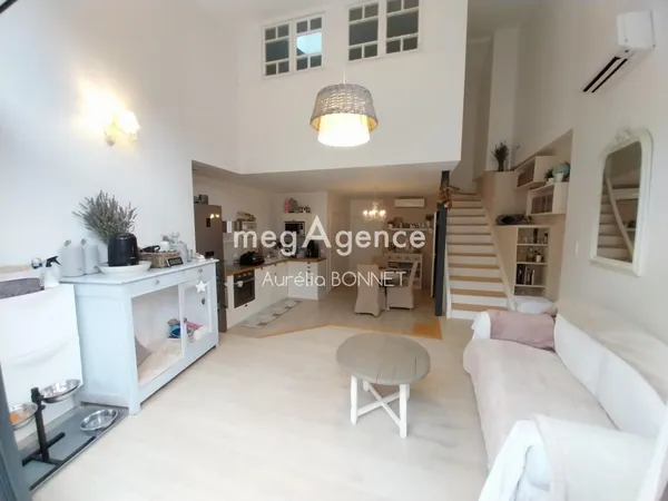 Maison divisée en 4 "logements" avec extérieur. 