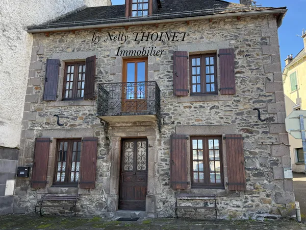 Dépt 63. EGLISENEUVE D'ENTRAIGUES, MAISON EN PIERRE de villa 