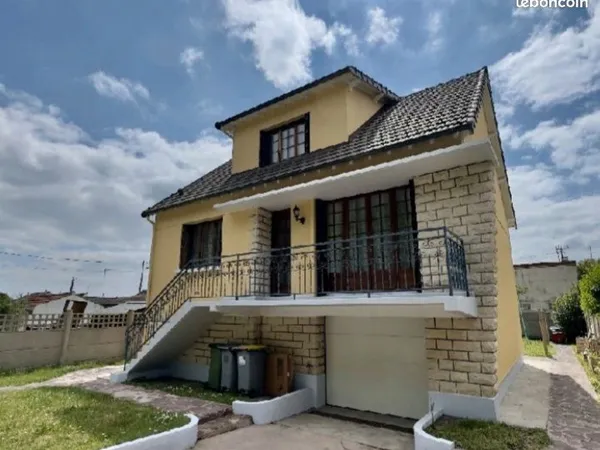 Une belle maison individuelle avec un grand jardin à côté des écoles et des transports 