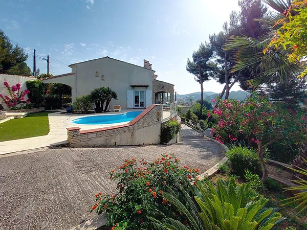 Villa La Seyne Sur Mer de 8 pièces de 221 m² avec piscine et garage sur un terrain de 886 m2 