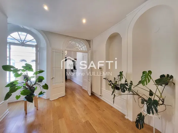 VASTE APPARTEMENT TRAVERSANT DANS LE CENTRE ANCIEN 