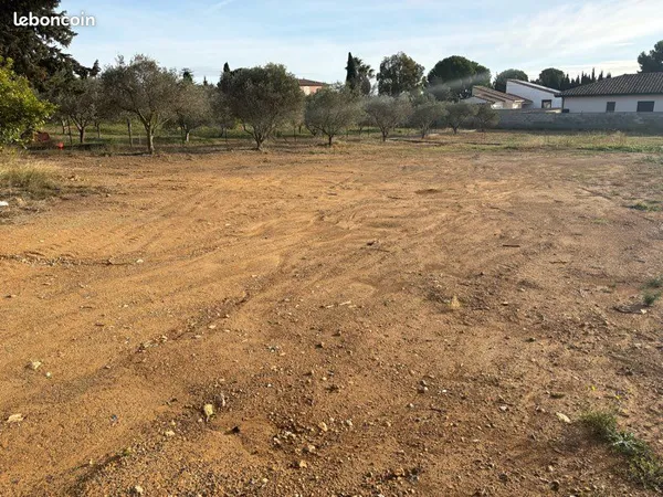 Terrain plat viabilisé, 676 m2. Secteur calme et prisé 