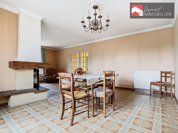 A vendre à SIMANDRE à vendre : Villa sur 3 niveaux 