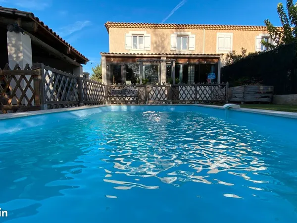 à vendre maison avec piscine et dépendance dans un village actif proche de st rémy de provence 