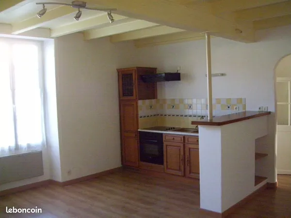 Grand appartement F3 avec garage centre bourg 