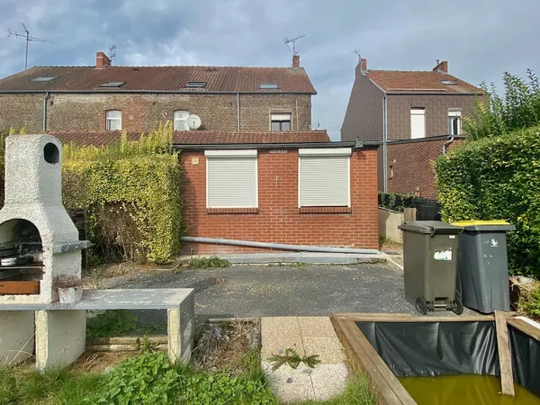 MAISON SEMI-INDIVIDUELLE EN BON ÉTAT 