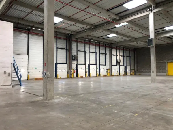 Entrepôt logistique ICPE rénové de 11811m² à Marly-la-Ville - Parc sécurisé, accès immédiat 