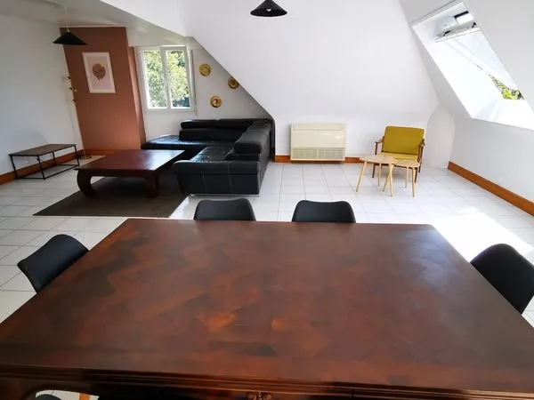 Chambre en colocation dans immense appartement avec jardin proche plages kerpape et lomener 