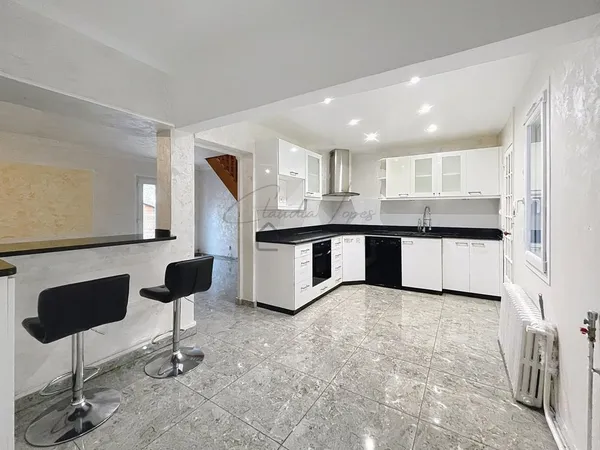 MAISON FAMILIALE DE 173 m² AU SOL 6 PIECES AVEC SOUS-SOL ET JARDIN 