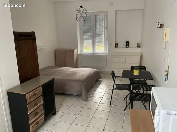 Loue studio meublé 22m2 450 