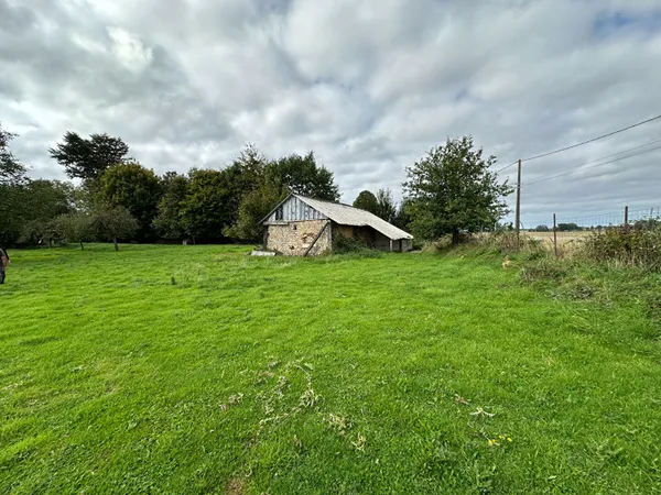 Rare sur le secteur - Bâtiment à rénover sur une parcelle de 3000m2 
