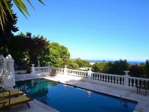 Propriété d'exception de 1O pièces avec piscine et vue mer à Nic 