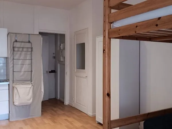 Très joli studio meublé et équipé au calme 