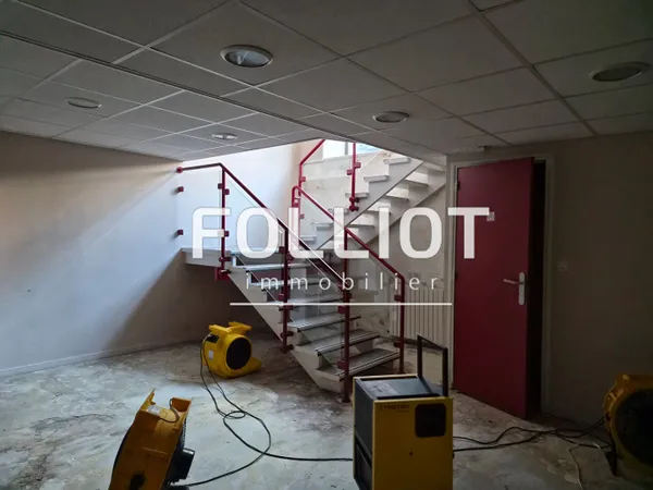A LOUER - centre ville de VIRE - LOCAL COMMERCIAL de 115 m² AVEC BEL EMPLACEMENT 