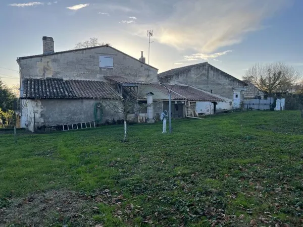 Maison en pierre de 4 pièces principales 