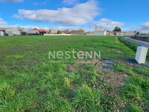 Terrain viabilisé de 1021m² à Maillé 