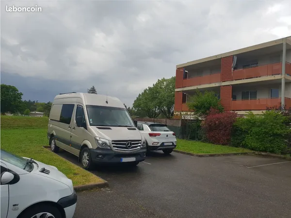 Place de parking dans résidence fermée: Terre des Lads/Face à l'hippodrome, parc de Parilly, Fac 