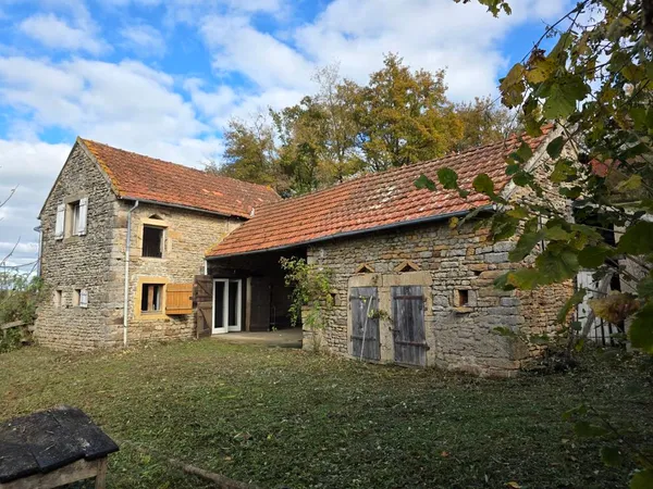 Belle situation avec vue. Petite maison en pierre à restaurer. 