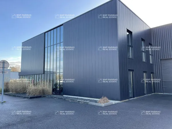 Local d'activité 1069 m² 