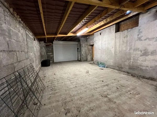 Parking/box 1 pièce 34 m² 