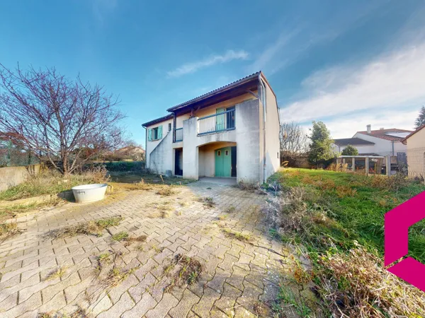 VIC LE COMTE Maison 90M2 hab. sur sous sol complet avec terrain 