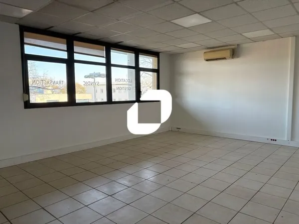 Bureaux - A LOUER - 312 m² divisibles à partir de 153 m² 