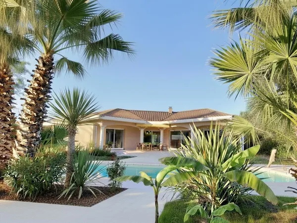 Propriété d'exception 200m². 2300m² de terrain piscine 