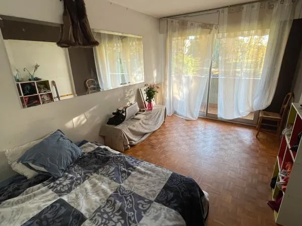 Belle chambre dans un grand appartement 