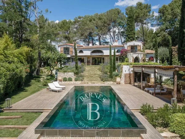 MOUGINS - SUPERBE PROPRIETE - ADRESSE RECHERCHEE 