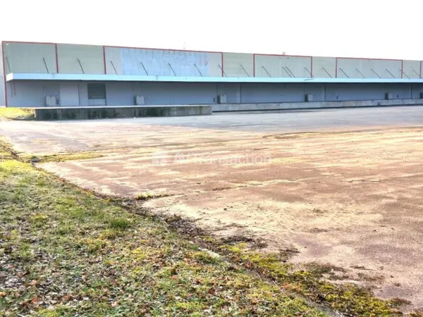 A vendre , Louviers ( 27400  ) ,entrepot 10670 m2 , terrain 3 ha