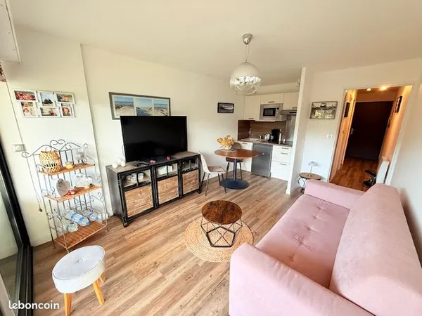 SECTEUR PINEDE : Superbe studio cabine de 26.43m² avec place de parking, balcon et grande cave 