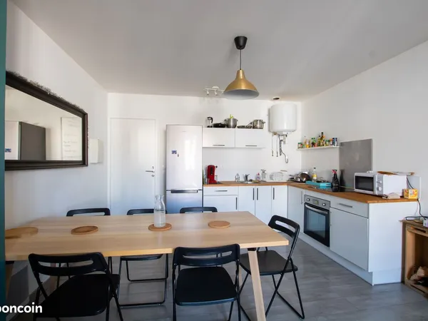 Grande chambre dans colocation 
