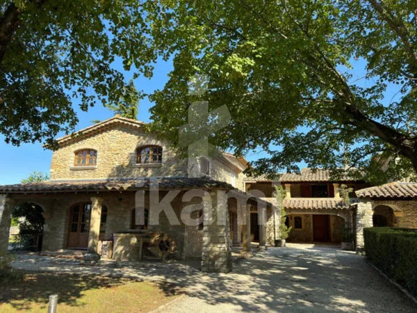 Maison 12 pièces 420 m² 