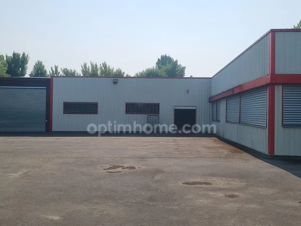 REBAIS - Terrain de 8500m² environ avec 2 batiments industriels de 1800m² 