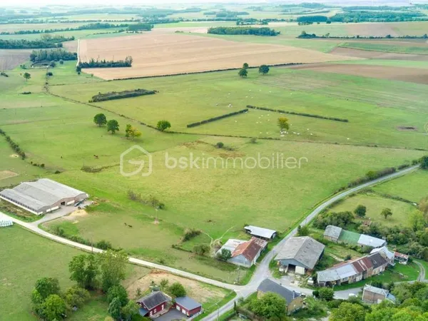 Grand bâtiment polyvalent : équestre ou agricole de plus de 2 100 m² couverts sur 6,6 hectares 