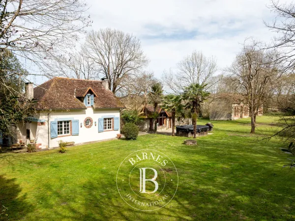 PRÈS D'ORTHEZ, JOLIE MAISON DE CAMPAGNE SUR 5000 M² DE JARDIN 