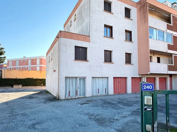 Exclusivité à Gardanne, lot de 3 parkings en extérieur 