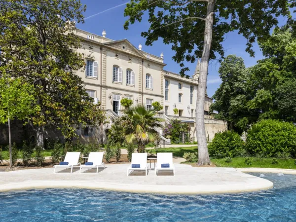 Château de Collias : Héritage Médieval, Luxe Contemporain 